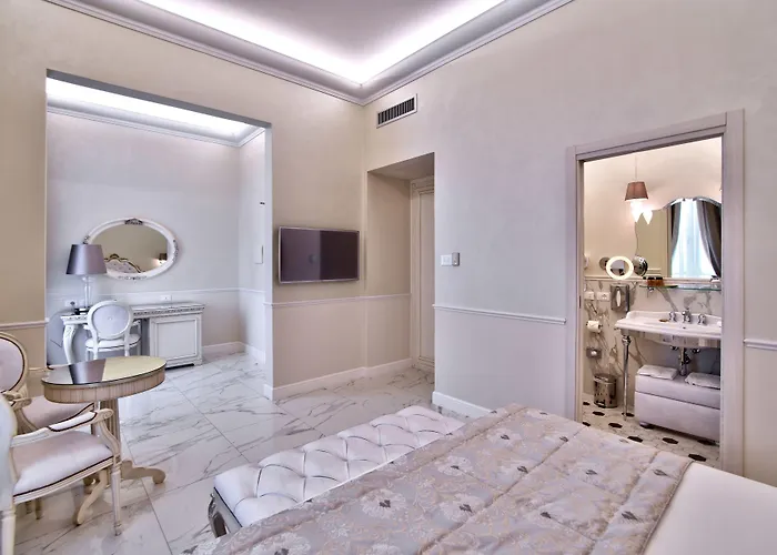 The Moon Boutique & 4*