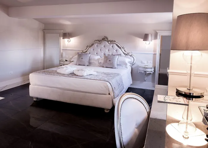 The Moon Boutique & 4*