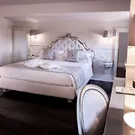 The Moon Boutique & 4*