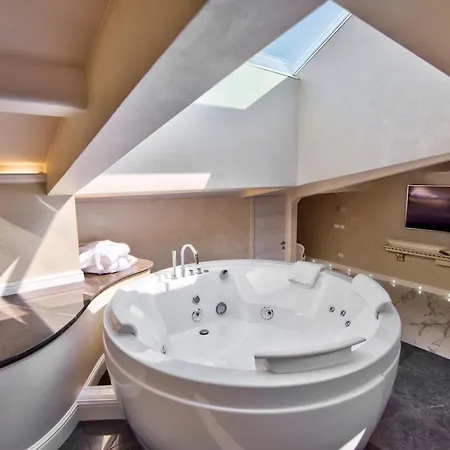 The Moon Boutique & 4*
