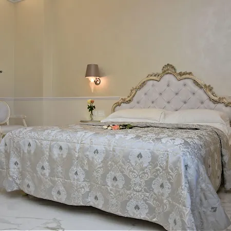 Hotel The Moon Boutique & 4*
