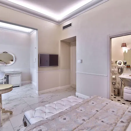 The Moon Boutique & 4*