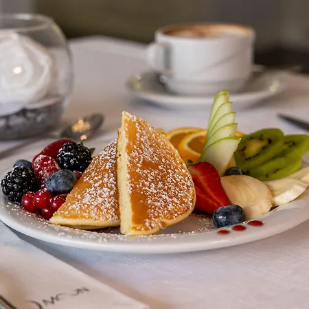Hotel The Moon Boutique & 4*