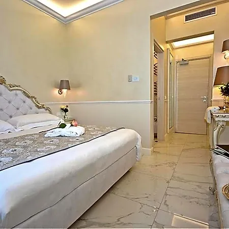 Hotel The Moon Boutique & 4*
