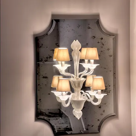 The Moon Boutique & מלון