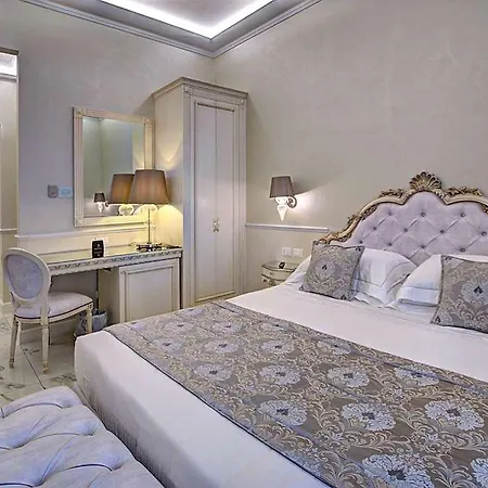 The Moon Boutique & מלון 4*