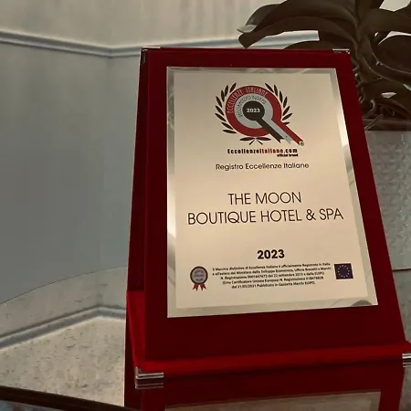 The Moon Boutique & מלון